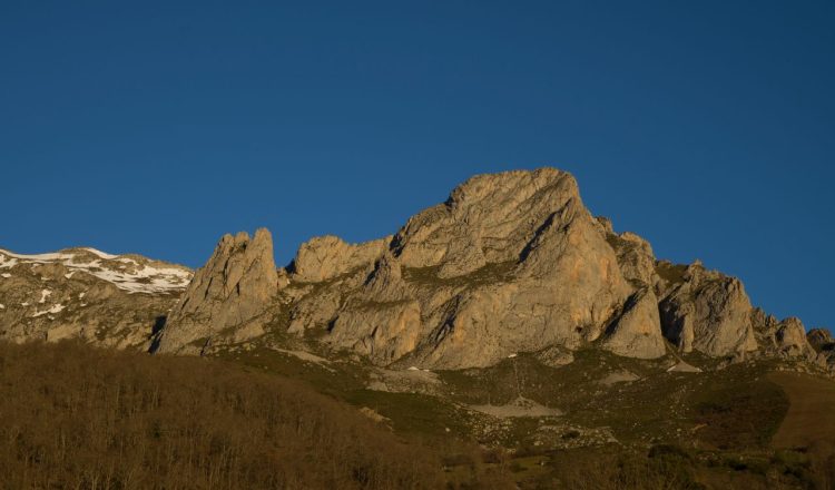 Ascensión al Pico Paña desde Colio 📷 @dariodesnivel