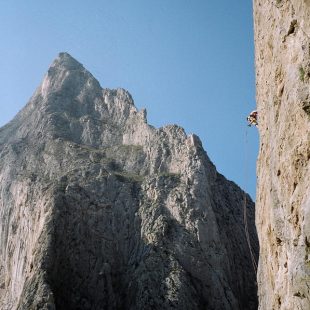 El Toro (al fondo) y un escalador en Mota Wall