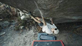 Shawn Raboutou en 'Soudain seul' 9A de Fontainebleau (Foto: Bobby Vannoy).