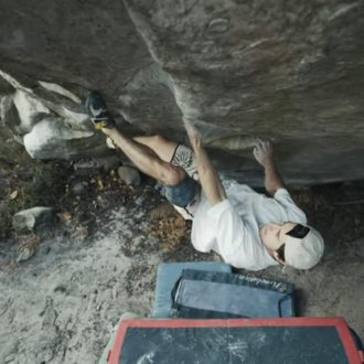 Shawn Raboutou en 'Soudain seul' 9A de Fontainebleau (Foto: Bobby Vannoy).