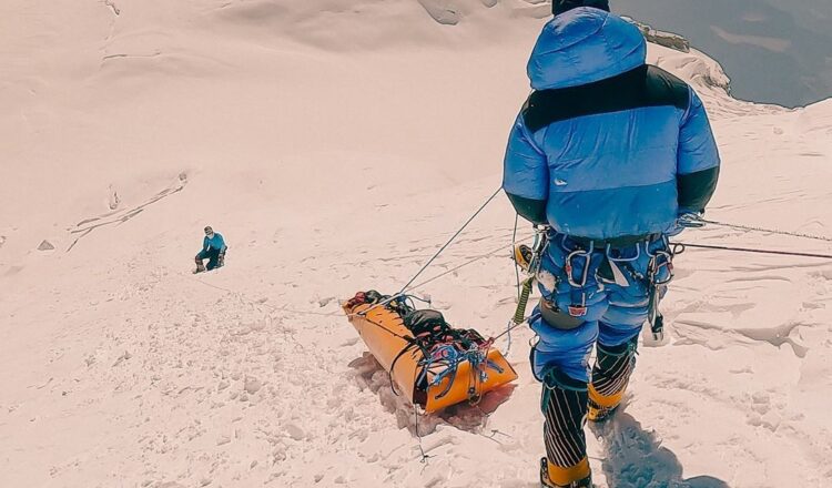 Rescate de Carlos Soria en el Dhaulagiri. 📷 @oswaldrp