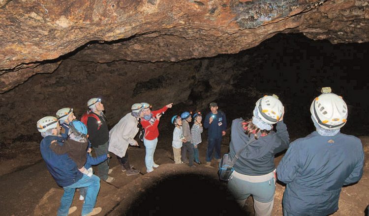 Visita guiada al interior de la Cueva de Montesinos.
