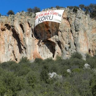 Pancarta contra la explotación minera en Geyikbayiri (Turquía)  (SAVE Geyikbayiri)
