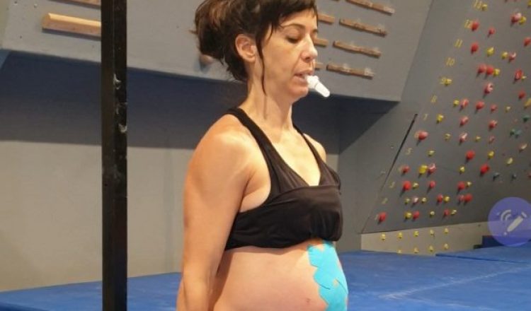 Teresa Troya haciendo ejercicios en la semana 24 de embarazo: trabajo de fuerz del tren superior, con manucernas (con winner flow)