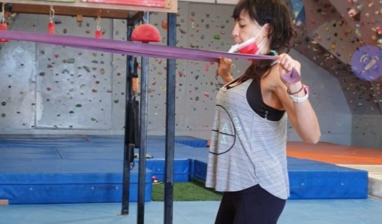 Teresa haciendo ejercico de fuerza de la cintura escapular, con gomas. Foto de su colección.