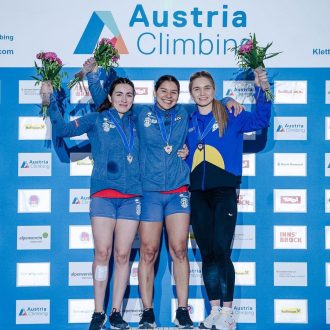 Podio femenino de la Copa de Europa de Velocidad de Innsbruck 2023 con Leslie Romero (1ª), Carla Martínez (2ª) y Alina Shchyharieva (3ª) (Foto: Nils Lang).