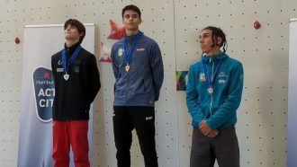 Podio Youth A de la Copa de Europa de Escalada de Velocidad Juvenil de Hamburgo 2023, con Alberto García (1º), Zedler Andrin (2º) y Samuele Graziani (3º) (Foto: Omid Sheikh).