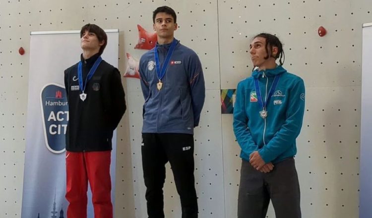 Podio Youth A de la Copa de Europa de Escalada de Velocidad Juvenil de Hamburgo 2023, con Alberto García (1º), Zedler Andrin (2º) y Samuele Graziani (3º) (Foto: Omid Sheikh).