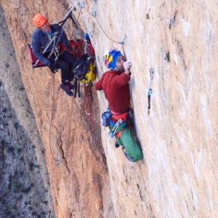 Chris Sharma y Klemen Beckan en su proyecto en Mont-rebei. Julio 2016  ()