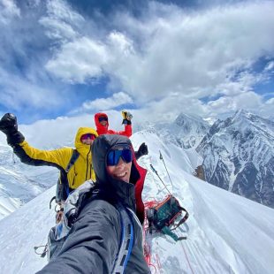 Philipp Brugger, Tomas Franchini y Lukas Waldner en la cima del Shaue Sar, en el valle de Shimshal (Foto: P. Brugger).