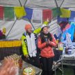 Sophie Lavauud y Ko Gin celebrando sus respectivas cimas en el Everest y Lhotse, mayo 2022