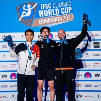 Podio masculino de la Copa del Mundo de Velocidad de Edimburgo 2022, con Samuel Watson (1º), Jinbao Long (2º) y Erik Noya (3º) (Foto: Lena Drapella/IFSC).