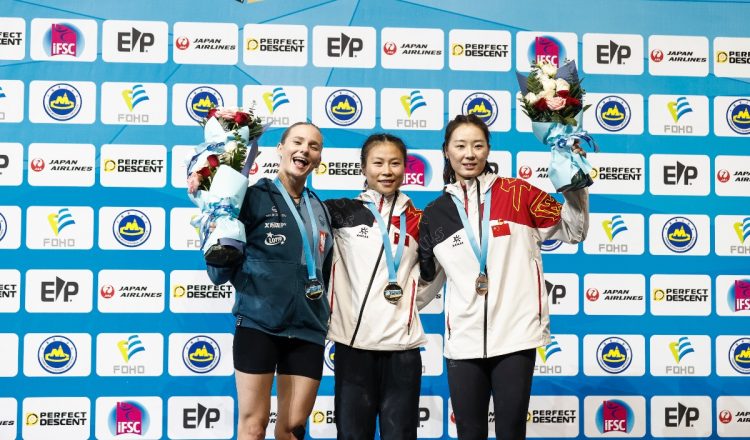 Podio femenino de la Copa del Mundo de Velocidad de Wujiang 2023, con Lijuan Deng (1ª), Natalia Kalucka (2ª) y Di Niu (3ª) (Foto: Dimitris Tosidis/IFSC).