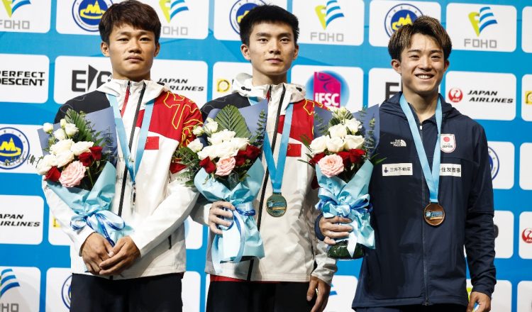 Podio masculino de la Copa del Mundo de Velocidad de Wujiang 2023, con Peng Wu (1º), Jingjie Huang (2º) y Ryo Omasa (3º) (Foto: Dimitris Tosidis/IFSC).