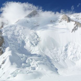 Gasherbrum 2 (8.035 m).