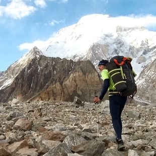 Denis Urubko transportando todo su material en el Baltoro (julio 2022), temporada en el que este estilo ascendió tres ochomiles (Broad Peak, Gasherbrum 2 y K2) en 11 días.