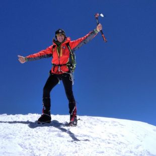 Denis Urubko en la cima del Broad Peak (8051 m.) el 19 julio 2022 tras alcanzar la cumbre 14h40’ después de haber salido del campo base. Es la tercera vez que Denis hace cima en el Broad Peak.