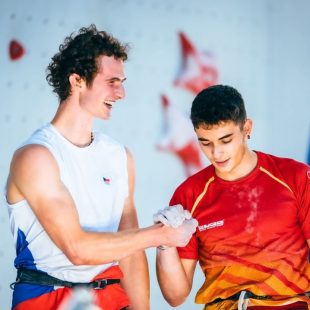 Adam Ondra felicita a Alberto Ginés durante la final de Tokyo 2020.