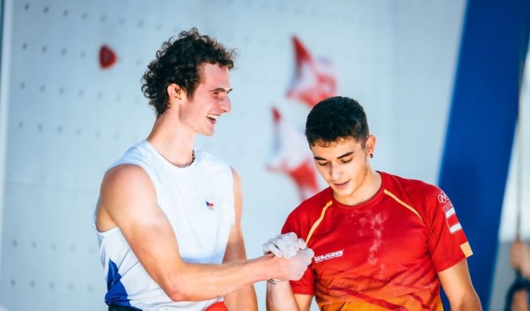 Adam Ondra felicita a Alberto Ginés durante la final de Tokyo 2020.