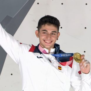 Alberto Ginés con la medalla de oro olímpica en Tokyo 2020.