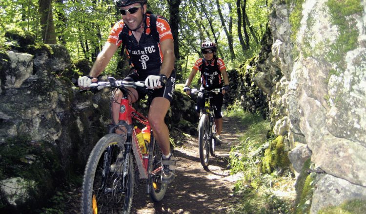 Ciclistas en una de las etapas de Pedals de Foc.