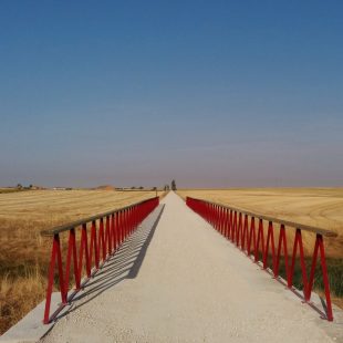 Pasarela sobre un arroyo en el Camino Natural del Tren Burra.  (MAGRAMA)