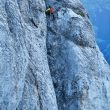 Ueli Steck escalando en zapatillas de running el Jungfraupor por la Berner Oberland.  (Robet Boesch)