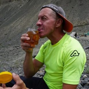 Denis Urubko y Pipi Cardell, en la fase de aclimatación en Skardu, en junio de 2022 (Foto: D. Urubko).