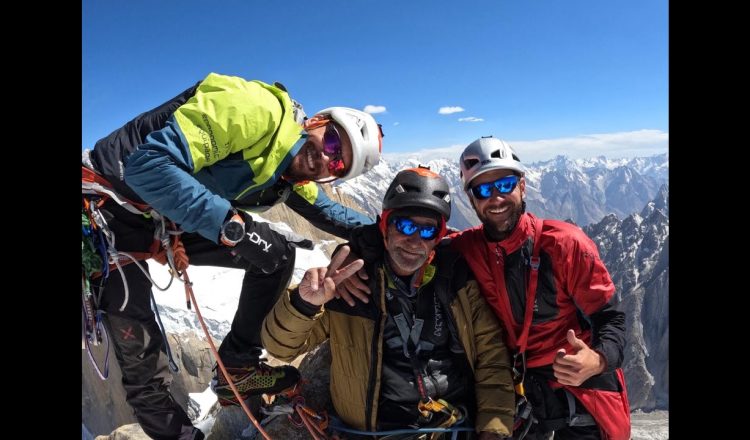 Edu Marín, en la cima de la Nameless Tower con su padre y su hermano (Foto: Youtube).