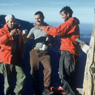 Wayne Merry (centro) brinda con Harding (dcha) y George Whitmore (izqda) en la cima de El Capitan tras escalar 'The Nose'.