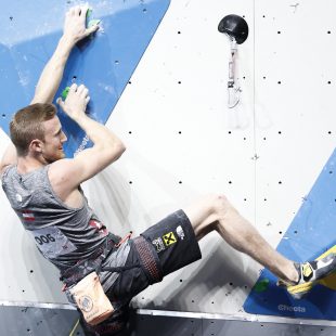 Jakob Schubert en el Campeonato del Mundo de Escalada de Dificultad de Moscú 2021.