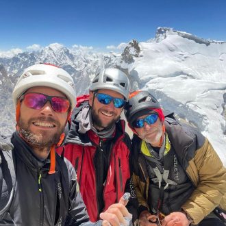 Edu Marín, su hermano Álex y su padre 'Novato' en la cima de la Nameless Tower (Foto: Álex Marín).