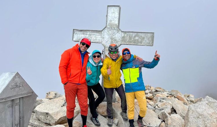 Topo Mena, Carla Pérez, Iván Vallejo y Jonatan García, en la cruz del Aneto, agosto 2023. Foto: Jonatan García