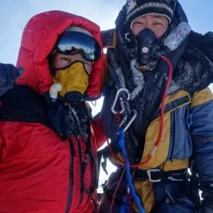 Lhakpa Sherpa en la cima del Everest.